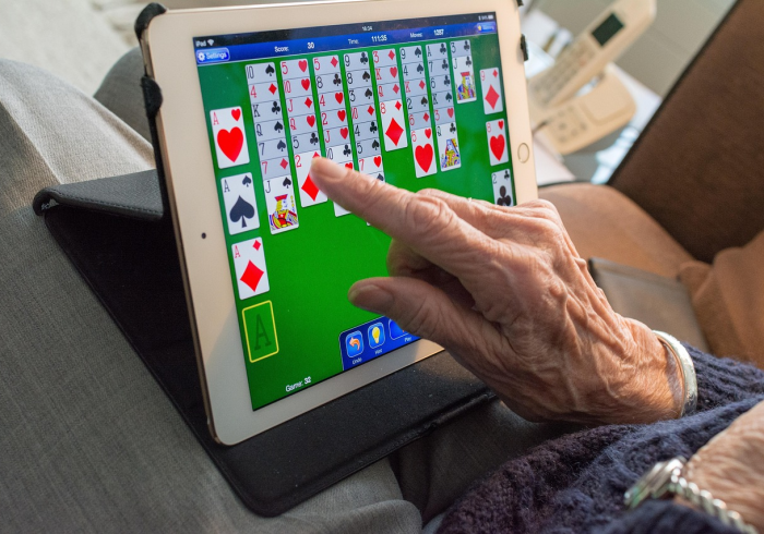 给大家讲解“微信金花群怎么买房卡”房卡使用教程